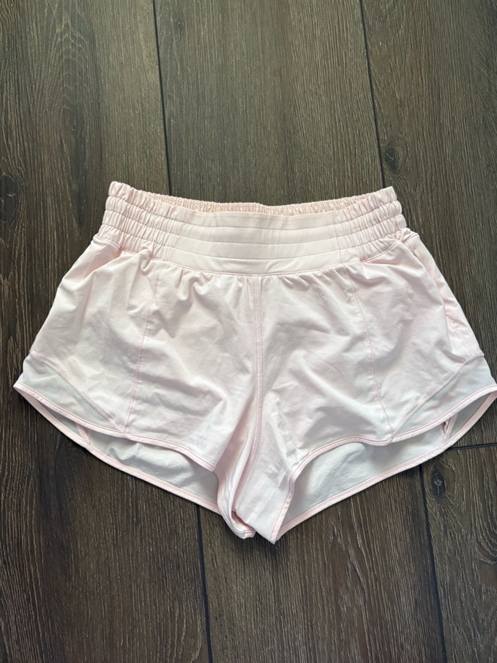 lululemon high rise hotty hot 2.5” shorts in strawberry milkshake